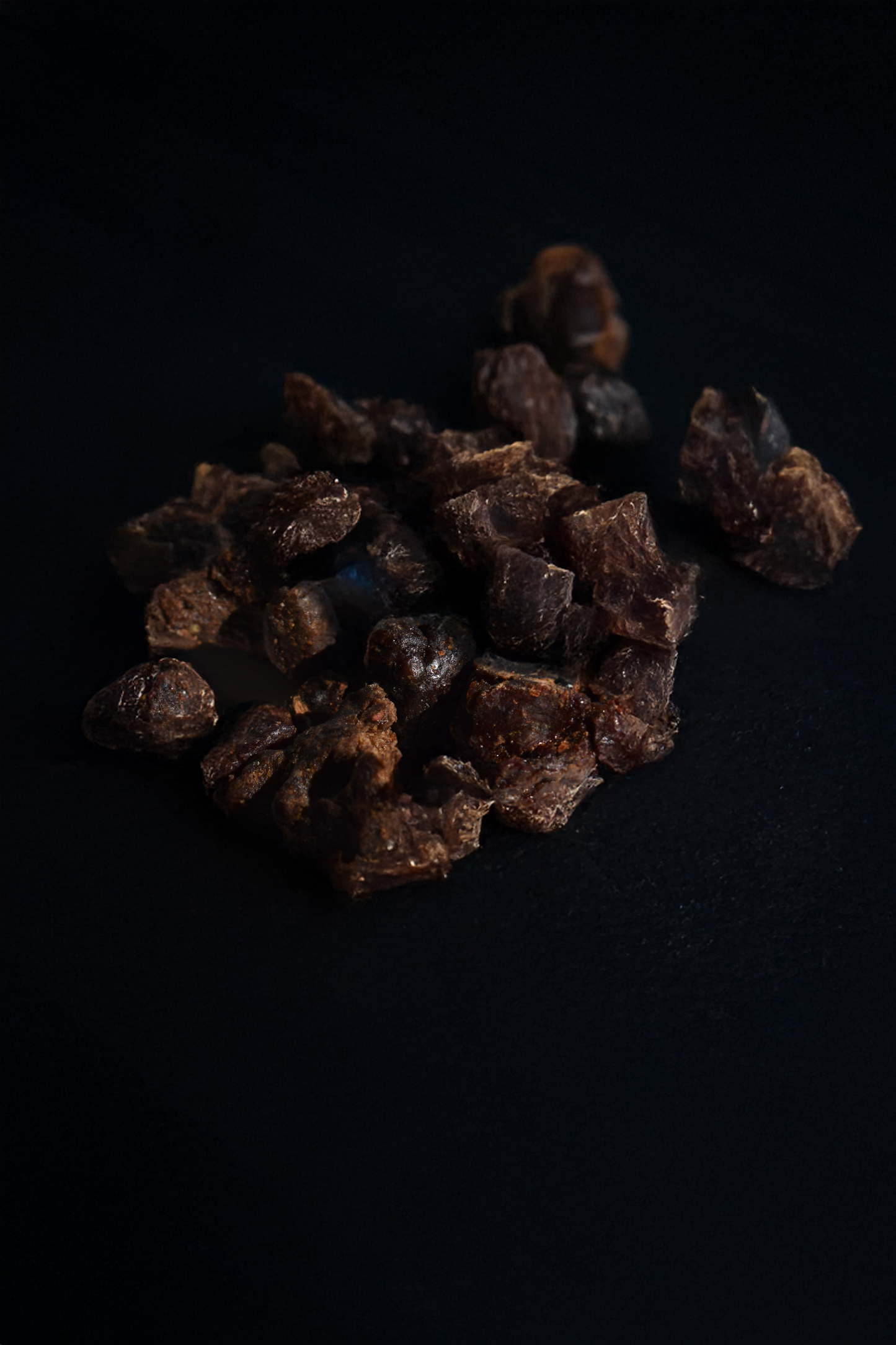 Détail de la propolis biologique brute du Québec récoltée à la main